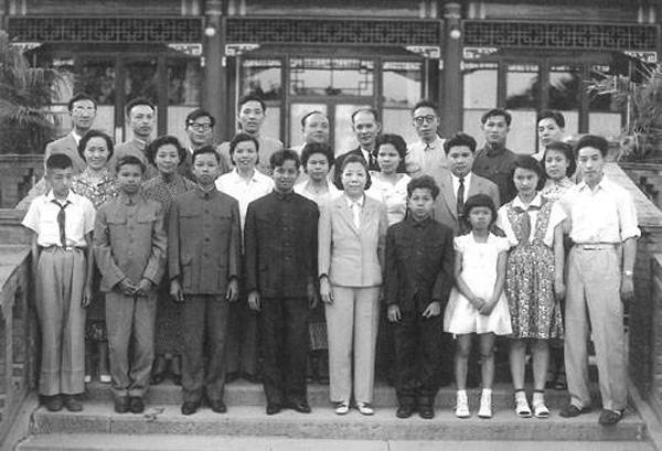 文革中唯一坚持上课的大学生纳拉迪波（西哈努克亲王之子）先是入芳草地小学，在灯市口中学上初中，在北大附中上高中