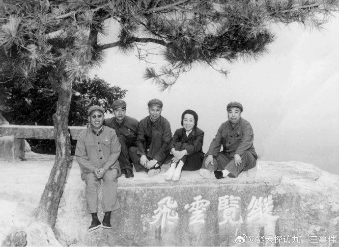囚徒竞写回忆录文革过后有一个奇特的现象，在文革中被迫害高官鲜写记事，而曾经的“害人者”多数亲撰或由人代撰回忆录，他们都坐过十几年牢，都试图用文字为自己辩解，湔洗强加于身的污名
