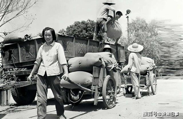 @郝国中杂谈 ：一个交过＂公粮＂的农民回忆：交公粮的那些年里，我和父母几乎把家里最好的粮食挑出来交给它们，但到了粮仓那里，收公粮的人趾高气扬，高高在上不说，还挑三拣四，部分人真是低三下四的在哀求他们收下